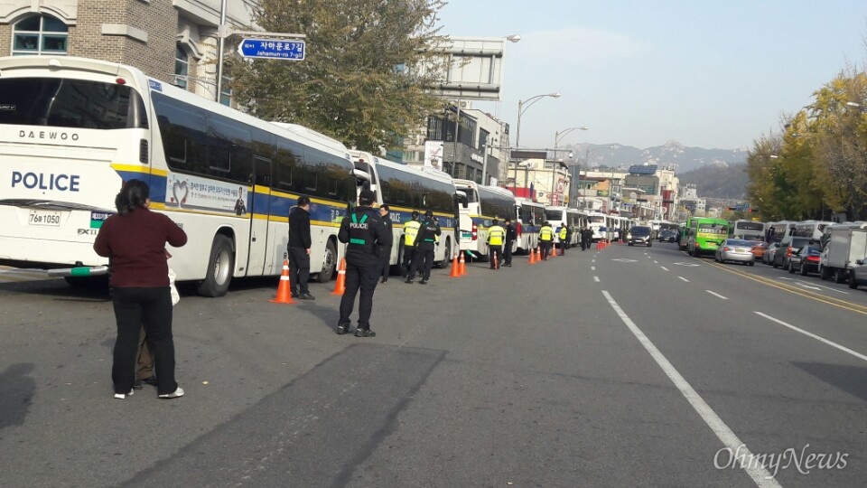  12일 아침, 청와대로 통하는 통의동 도로 상황, 경찰버스들이 도로 양쪽에 주차하느라 분주하다. 자하문터널까지 이어지는 4차선 도로가 사실상 2차선으로 좁아졌다. 