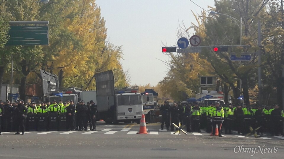  12일 오전 11시 30분께 청운효자동사무소에서 청와대 가는 길목 상황. 경찰 차벽이 배치되기 시작했다.