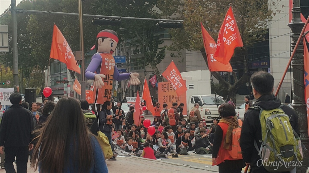  12일 낮 1시께 대학로 현재 상황. 부산·광주 등 지역에서 상경한 민중연합당 당원들이 집회를 열고 있다. 
