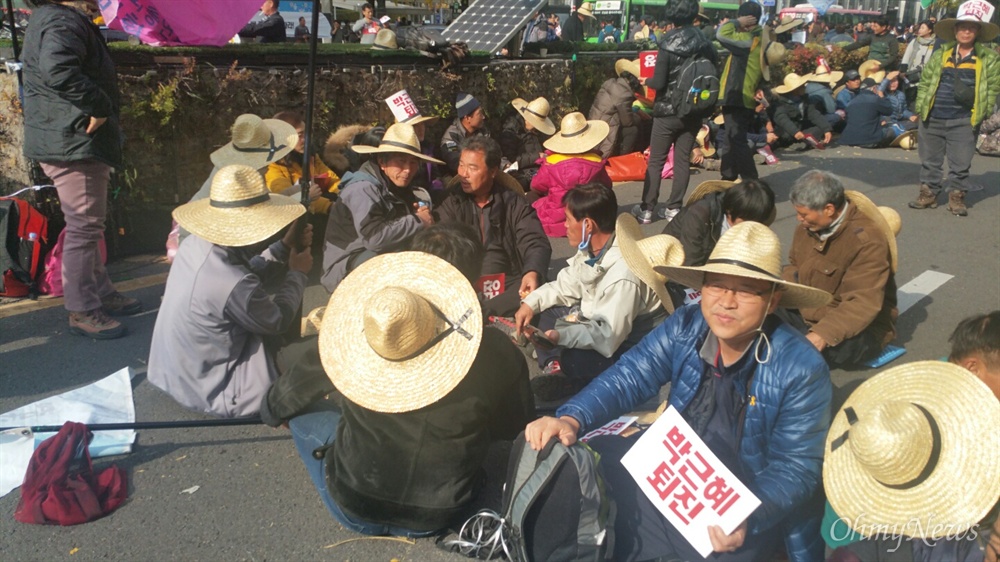  12일 오전 남대문에서 농민대회가 열렸다. 집회에 참석한 농민들은 "쌀값 대폭락, 박근혜는 퇴진하라"라는 구호를 외치며 집회를 벌였다.
