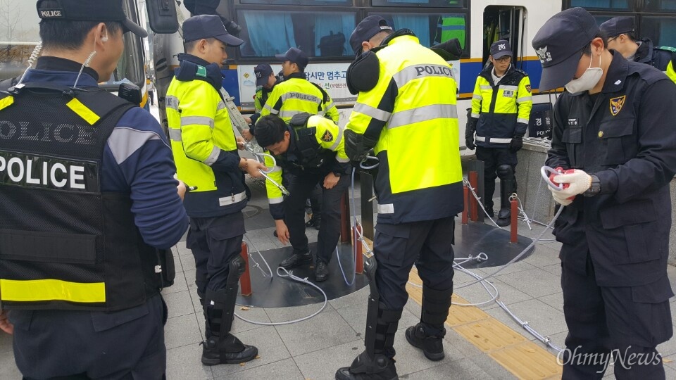 12일 광화문 일대에서 포착한 경찰 시위방어용품, 타이어 가림용 철판. 경찰들이 민중총궐기를 앞두고 경찰 차량을 보호하기 위한 장비를 설치하고 있다. 