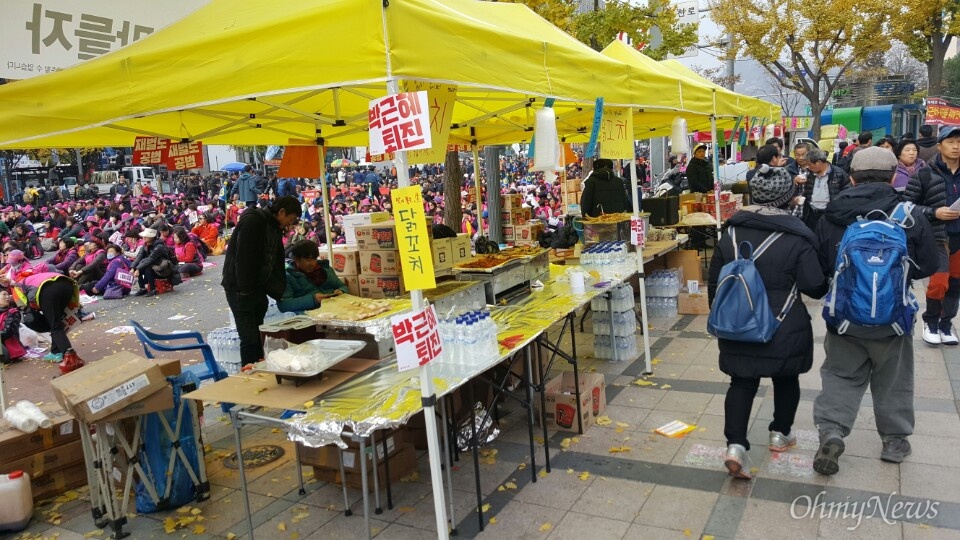  12일 광화문 광장 주변, 상인들이 집회 관련 용품을 판매하고 있는 모습.