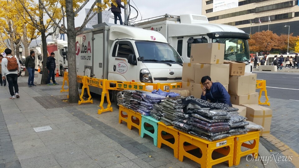  12일 광화문 광장 주변, 상인들이 집회 관련 용품을 판매하고 있는 모습.
