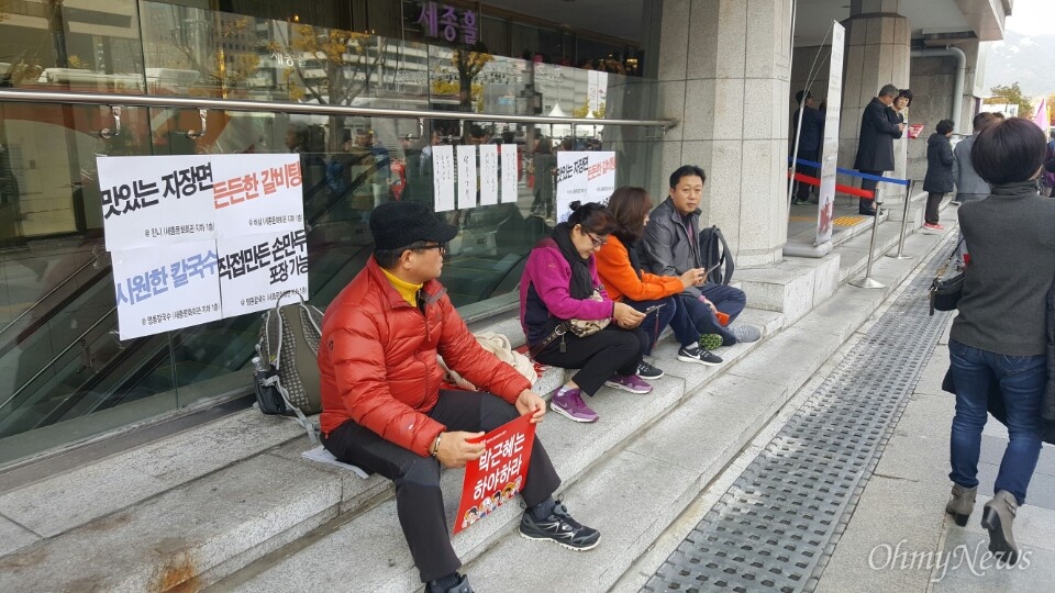  12일 광화문 광장 주변, 상인들이 집회 관련 용품을 판매하고 있는 모습.