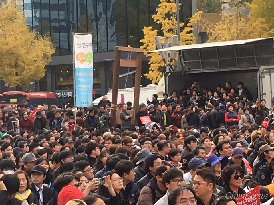  민중총궐기 현장에 단두대가 등장했다. '박근혜 대통령이 지닌 권력을 단두대에 올리자'는 의미가 담겨 있는 것으로 보인다.