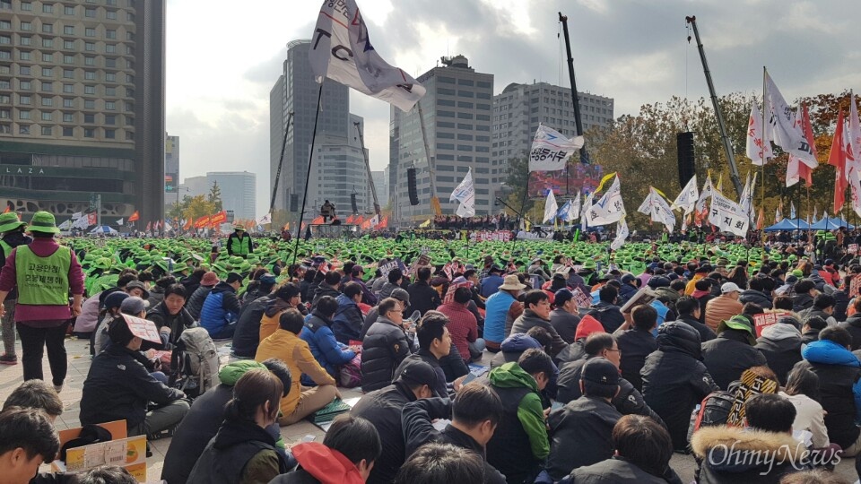  서울시청 앞 광장도 민중총궐기에 참가하는 시민들로 가득 찼다. 