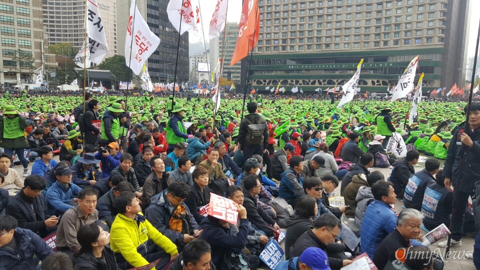  서울시청 앞 광장도 민중총궐기에 참가하는 시민들로 가득 찼다. 