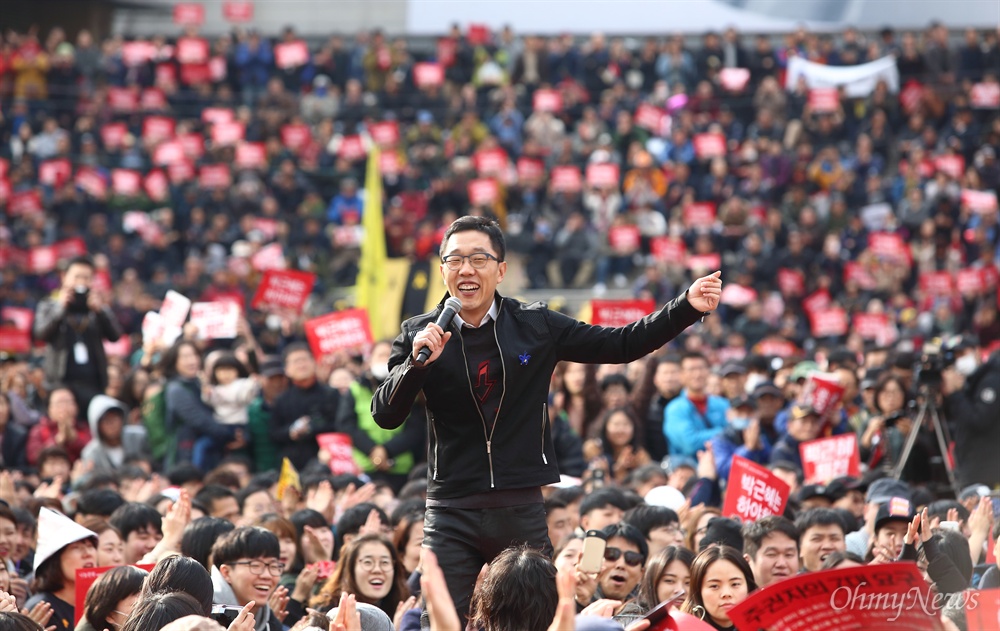 김제동, 청년들과 만민공동회 개최 민중총궐기 대회가 열리는 12일 오후 방송인 김제동씨가 광화문광장에서 만민공동회를 열고 있다.