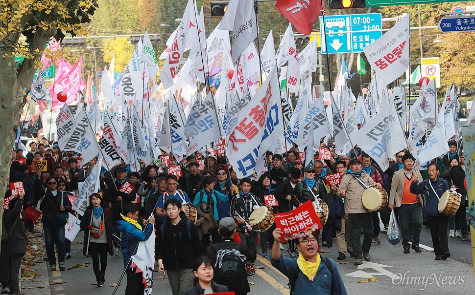  학생과 시민들이 12일 오후 서울 종로구 대학로에서 '최순실 게이트'로 불거진 국정농단 사태에 대해 박근혜 대통령의 하야를 촉구하며 민중총궐기 대회에 참가하기 위해 거리행진을 벌이고 있다.
