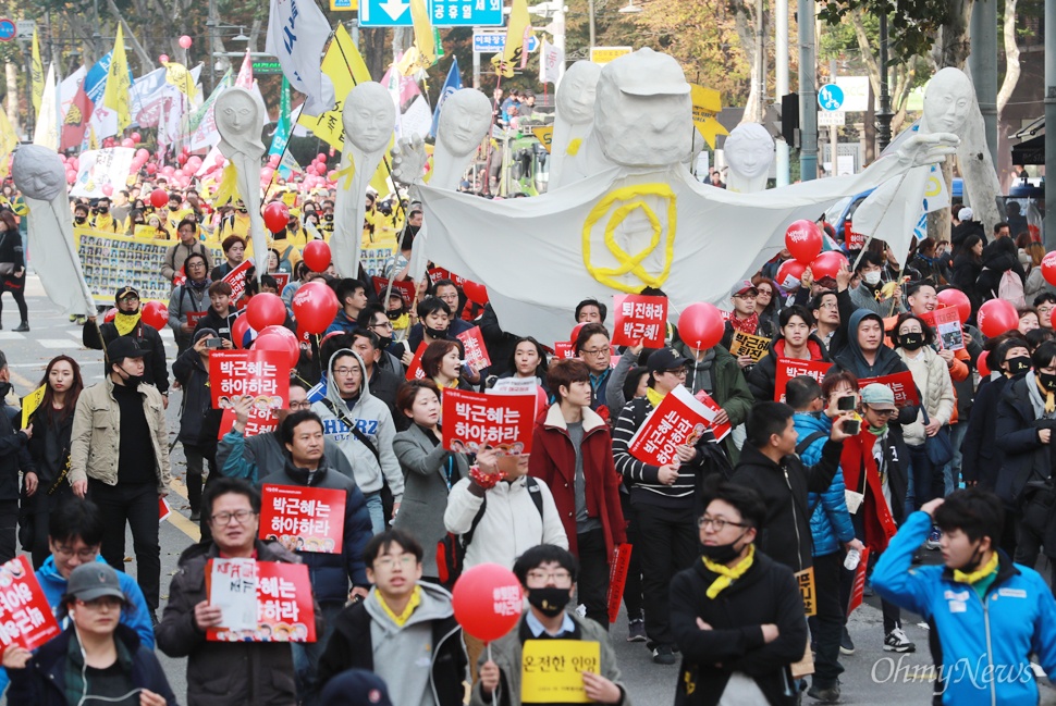  학생과 시민들이 12일 오후 서울 종로구 대학로에서 '최순실 게이트'로 불거진 국정농단 사태에 대해 박근혜 대통령의 하야를 촉구하며 민중총궐기 대회에 참가하기 위해 거리행진을 벌이고 있다.