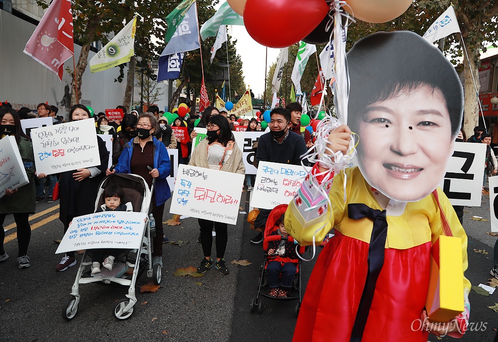  유모차에 아이를 태우고 나온 시민이  12일 오후 서울 종로구 대학로에서 '최순실 게이트'로 불거진 국정농단 사태에 대해 박근혜 대통령의 하야를 촉구하며 민중총궐기 대회에 참가하기 위해 거리행진을 벌이고 있다.