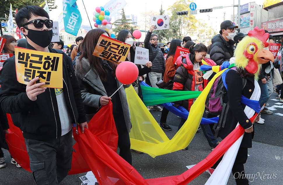  학생과 시민들이 12일 오후 서울 종로구 대학로에서 '최순실 게이트'로 불거진 국정농단 사태에 대해  국민의 힘으로 박근혜 대통령을 체포해야 한다는 뜻으로 퍼포먼스를 벌이며 거리행진을 벌이고 있다.