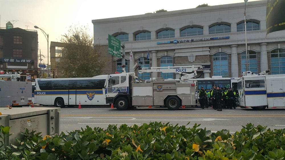  경복궁역~ 청운주민센터 사이 우리은행 앞으로 경찰 살수차가 대기중이다.