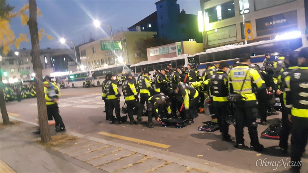  경복궁역 주변 경찰들.