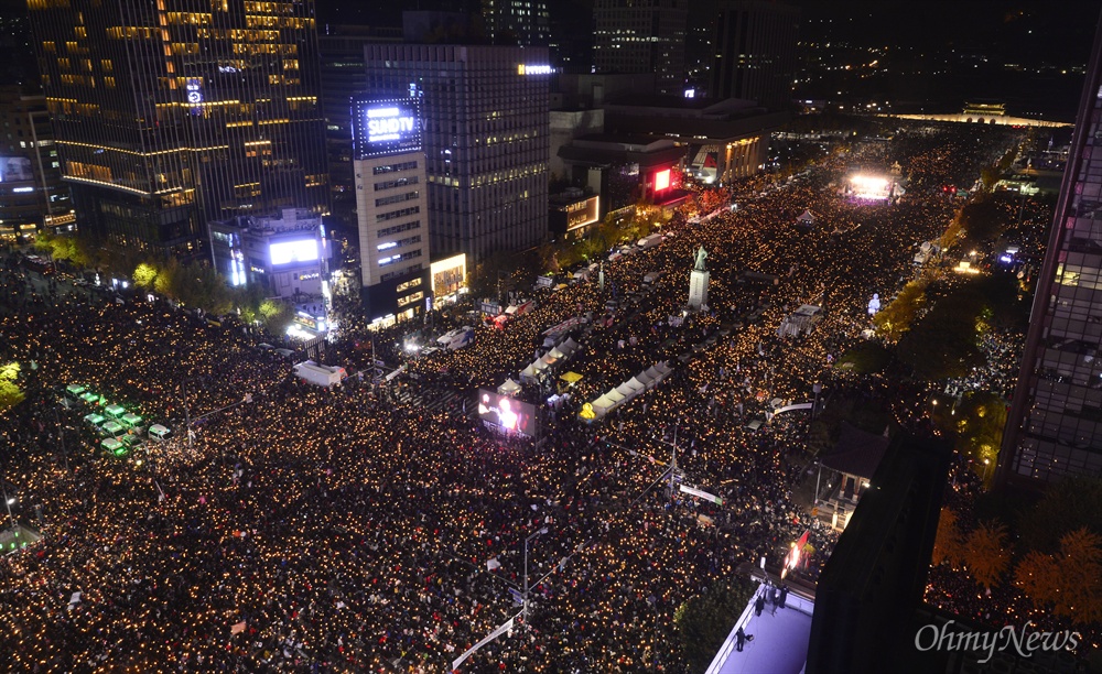 광화문 일대 뒤덮은 '박근혜 퇴진' 촛불 박근혜 대통령 퇴진을 요구하는 민중총궐기 대회가 열린 12일  대회에 참가한 시민들이 서울 광화문광장을 가득 채우고 있다.