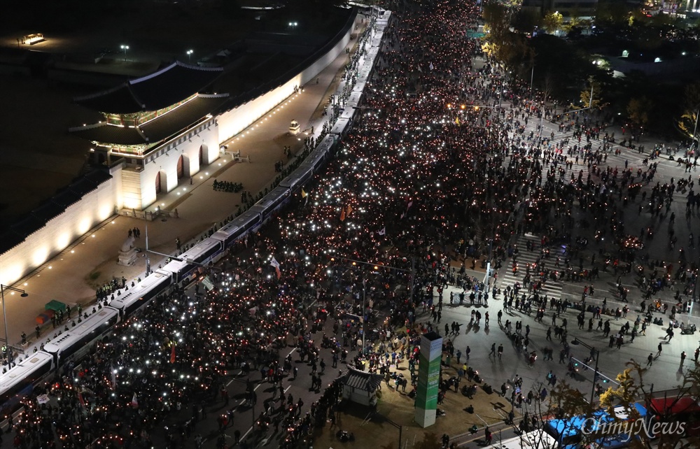 광화문 지나 청와대로 촛불행진 박근혜 대통령 퇴진을 요구하는 민중총궐기 대회가 열린 12일  대회에 참가한 시민들이 광화문 앞을 지나 청와대를 향해 행진하고 있다.