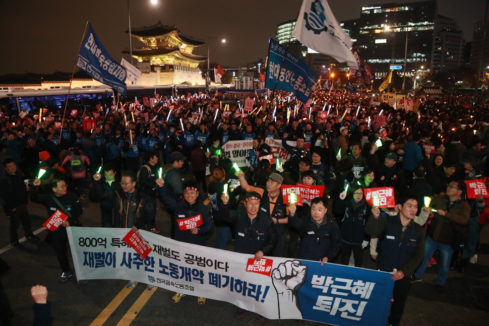  학생과 시민, 노동자들이 12일 오후 서울 종로구 광화문 앞을 지나 박근혜 대통령의 하야를 촉구하며 청와대로 행진을 벌이고 있다.