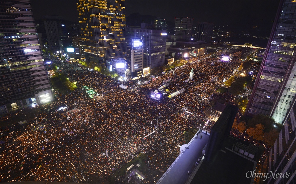 광화문 일대 뒤덮은 성난 민심 박근혜 대통령 퇴진을 요구하는 민중총궐기 대회가 열린 12일  대회에 참가한 시민들이 서울 광화문광장을 가득 채우고 있다.