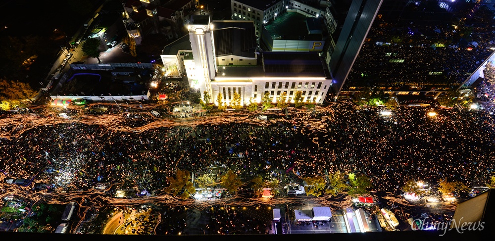 청와대로 향하는 분노의 촛불 '박근혜 퇴진'을 요구하는 민중총궐기 대회가 12일 서울 세종로, 태평로 일대에서 열린 가운데 수십만의 참가자가 촛불을 밝히고 있다. 
