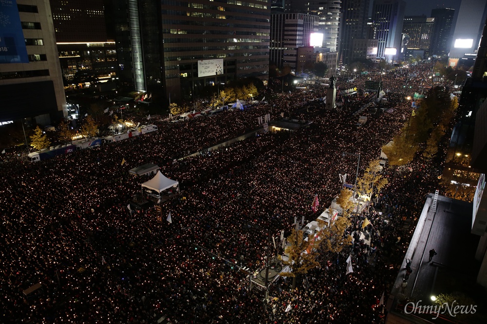 광화문 일대 뒤덮은 '박근혜 퇴진' 촛불 '박근혜 퇴진'을 요구하는 민중총궐기 대회가 12일 서울 세종로, 태평로 일대에서 열린 가운데 수십만의 참가자가 촛불을 밝히고 있다. 