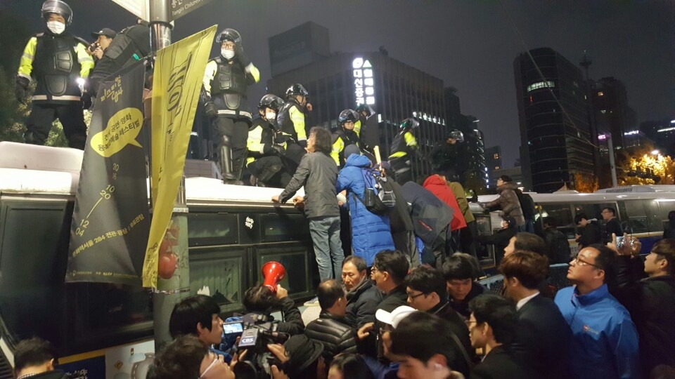  경희궁역 2번출구 쪽에서 난간을 밟고 경찰차벽으로 오르던 시민들과 차벽 위에 있던 경찰이 아찔한 몸싸움을 벌였다. 일부 과격한 시민들의 행동에 주변에 있던 시민들이 내려와 "평화시위" 하라고 요구하며 자제시켰다. 