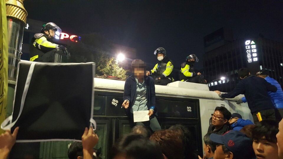  12일 오후 경복궁역 인근에서 자신을 박사모라고 밝힌 한 여성이 차벽 옆 난간에 올라가 "박근혜 대통령이 뭘 잘 못했냐, 싸우지 말라"고 얘기 해서 시민들이 거세게 항의했다.