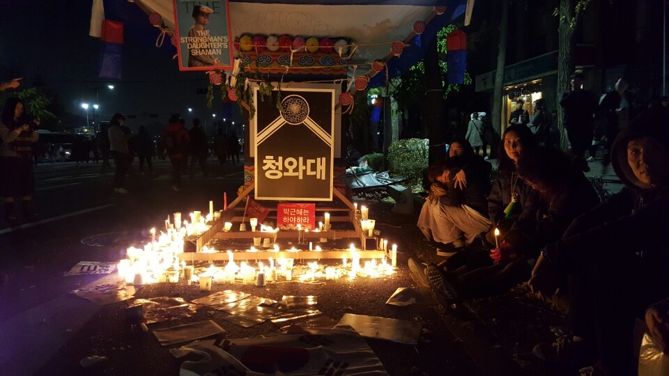  13일 자정을 넘긴 시각, 경복궁역 6번출구 앞. 농민단체가 만들어온 박근혜 퇴진 상여 앞에 시민들이 촛불을 밝혀 놓았다.
