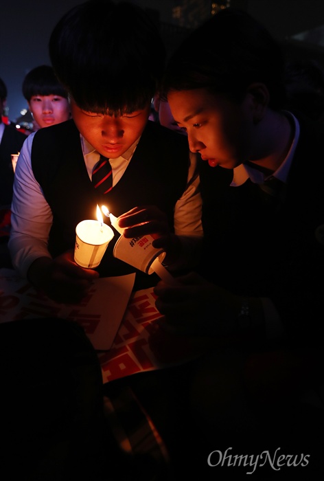 국민들의 분노, '박근혜는 퇴진하라!' 12일 오후 서울 광화문광장에서 열린 민중총궐기 대회에서 청소년들이 '박근혜 퇴진'을 촉구하는 촛불을 붙이고 있다.