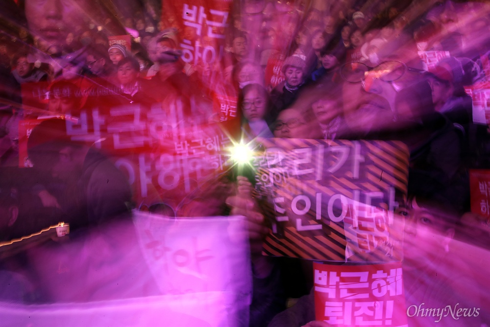 국민들의 분노, "박근혜는 퇴진하라!" 12일 오후 서울 광화문광장에서 열린 민중총궐기 대회에서 시민들이 '박근혜 퇴진'을 촉구하고 있다. 
