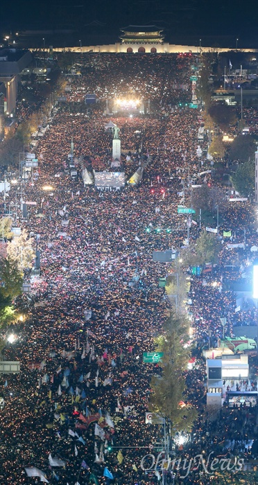 청와대 향한 분노의 촛불 박근혜 대통령 퇴진을 요구하는 민중총궐기 대회가 열린 12일 세종로에서 태평로로 까지 가득메운 시민들이 촛불을 들고 있다.