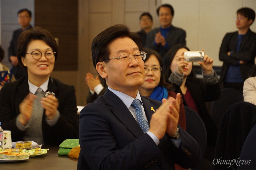  이재명 성남시장이 16일 오후 대구 문화웨딩홀에서 열린 민주당 여성위원회 발대식에 참석해 박수를 치고 있다.