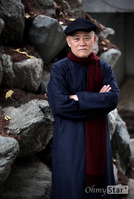  영화 <나의 살던 고향은>의 도올 김용옥 교수가 18일 오후 서울 동숭동 통나무출판사에서 인터뷰에 앞서 포즈를 취하고 있다.
