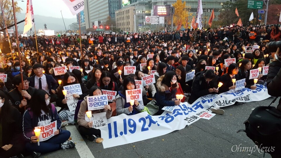  조선일보 앞에서 청소년 1천 명이 자유발언 중인 모습.