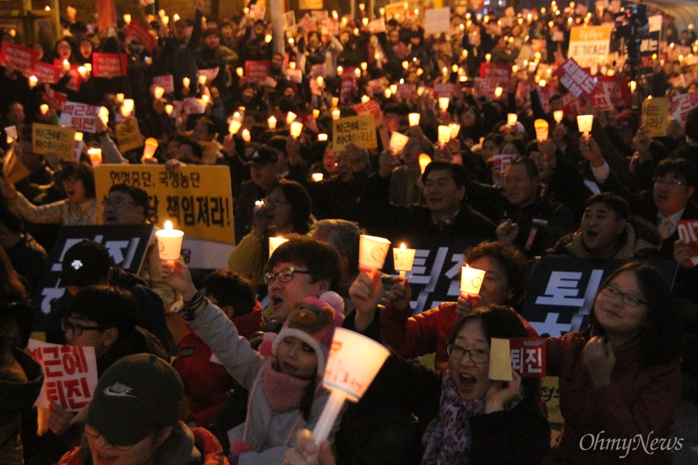  '박근혜 퇴진 10만 대전시민 시국대회'가 19일 저녁 대전 서구 갤러리아타임월드 백화점 앞 도로에서 개최된 가운데, 대전지역 촛불집회 역사상 최대인 3만5000명의 시민이 몰렸다.