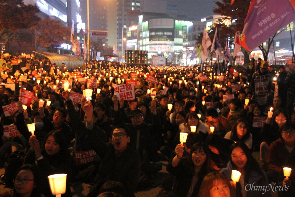  '박근혜 퇴진 10만 대전시민 시국대회'가 19일 저녁 대전 서구 갤러리아타임월드 백화점 앞 도로에서 개최됐다. 이날 집회에는 대전지역 촛불집회 역사상 최대인 3만5000명의 시민이 몰렸다.