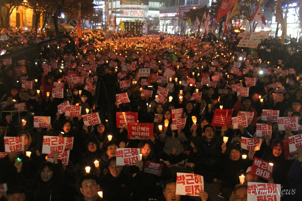  '박근혜 퇴진 10만 대전시민 시국대회'가 19일 저녁 대전 서구 갤러리아타임월드 백화점 앞 도로에서 개최됐다. 이날 집회에는 대전지역 촛불집회 역사상 최대인 3만5000명의 시민이 몰렸다.