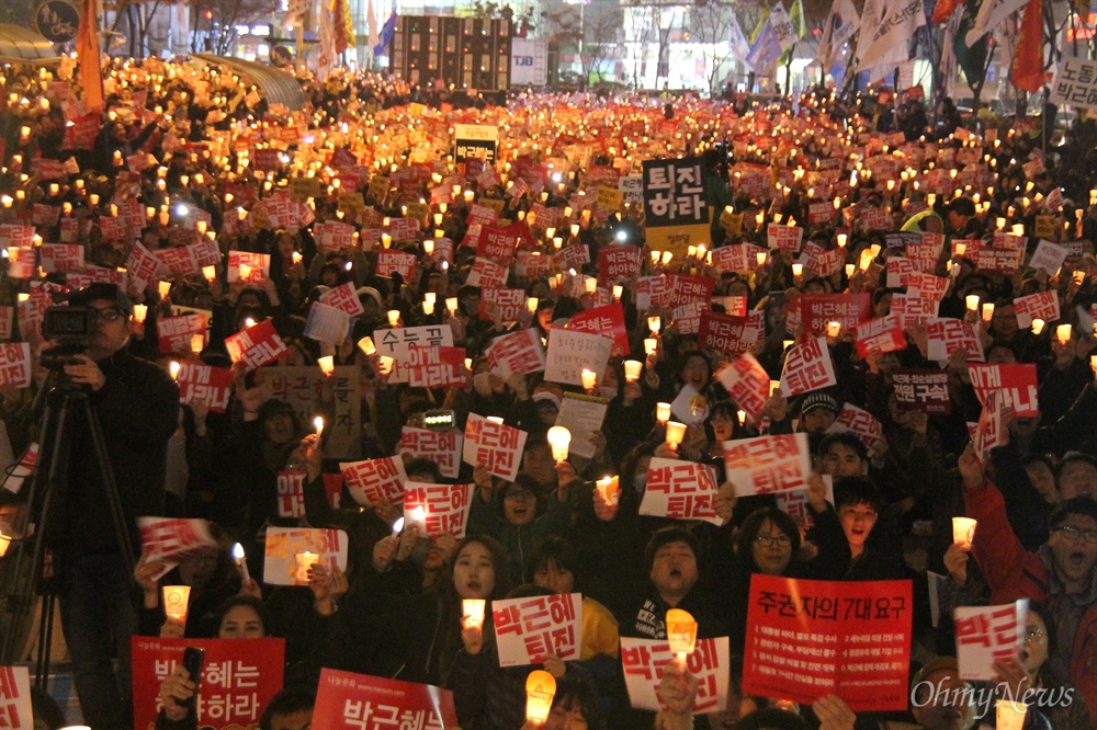  '박근혜 퇴진 10만 대전시민 시국대회'가 19일 저녁 대전 서구 갤러리아타임월드 백화점 앞 도로에서 개최됐다. 이날 집회에는 대전지역 촛불집회 역사상 최대인 3만5000명의 시민이 몰렸다.