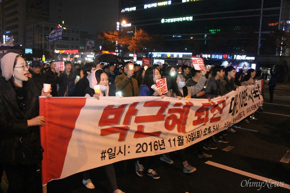  '박근혜 퇴진 10만 대전시민 시국대회'가 19일 저녁 대전 서구 갤러리아타임월드 백화점 앞 도로에서 개최됐다. 이날 집회에는 대전지역 촛불집회 역사상 최대인 3만5000명의 시민이 몰렸다.