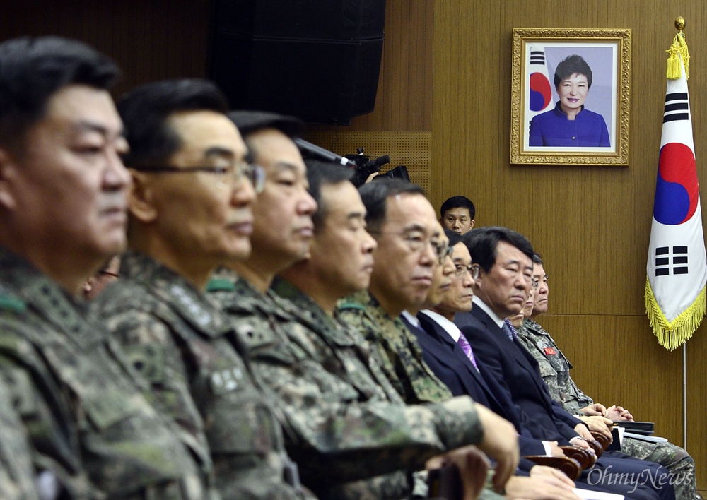 '피의자'가 군통수권자인 나라 24일 서울 용산구 국방부 대회의실에서 전군 주요 지휘관회의가 열린 가운데 군통수권자인 박근혜 대통령의 사진이 걸려 있다.