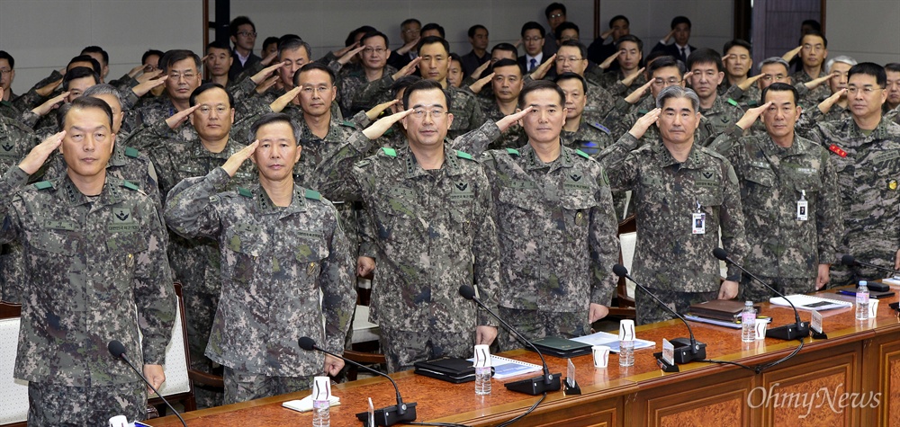 경례하는 전군주요지휘관들 전군 지휘관들이 24일 서울 용산구 국방부 대회의실에서 열린 전군 주요 지휘관회의에서 국기에 대한 경례를 하고 있다.
