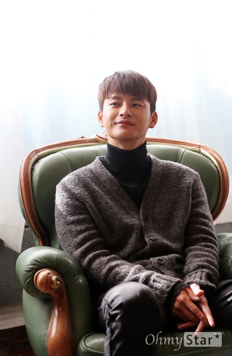 MBC 수목드라마 <쇼핑왕 루이>에서 루이 역의 배우 서인국이 24일 오전 서울 삼청동의 한 카페에서 인터뷰에 앞서 포즈를 취하고 있다. 