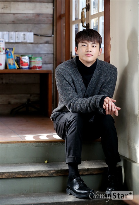  MBC 수목드라마 <쇼핑왕 루이>에서 루이 역의 배우 서인국이 24일 오전 서울 삼청동의 한 카페에서 인터뷰에 앞서 포즈를 취하고 있다. 