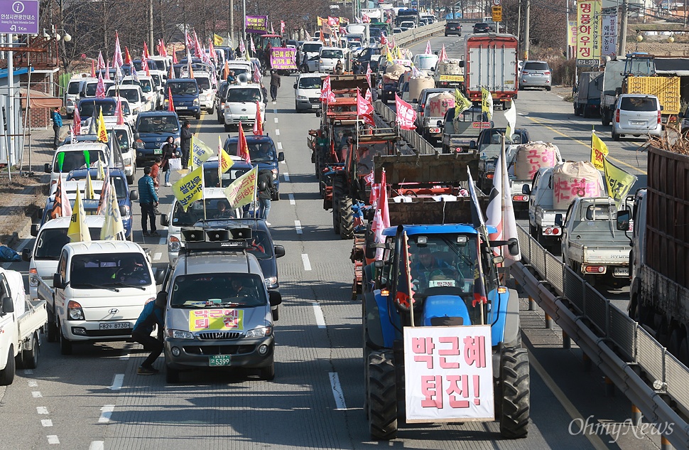 청와대로 향하는 전봉준투쟁단 국정파탄과 농정파탄에 항의하고 박근혜 대통령의 퇴진을 촉구하기 위해 전국농민회총연맹이 조직한 '전봉준투쟁단'에 참가한 농민들이 25일 오전 경기도 안성종합운동장 앞에 모여 청와대로 행진을 벌이고 있다.