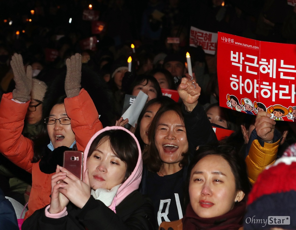 박근혜 퇴진 콘서트, 환호하는 시민들 가수 이승환이 25일 오후 서울 광화문광장에서 열린 박근혜퇴진 광장촛불 콘서트 '물러나 SHOW'에서 공연을 선보이자 시민들이 환호하고 있다. 