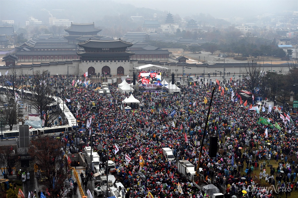  박근혜 대통령 퇴진을 요구하는 5차 촛불집회가 열린 26일 집회에 참여한 시민들이 광화문광장을 출발해 청와대 방향으로 행진하고 있다.