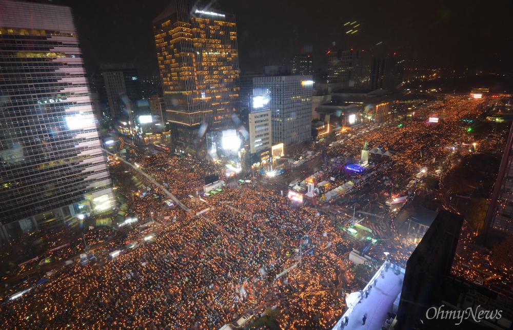  박근혜 대통령 퇴진을 요구하는 5차 촛불집회가 열린 26일 서울 광화문 광장이 촛불을 든 시민들로 가득차 있다. 