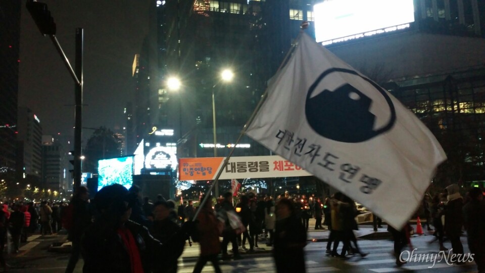  '대한전차도연맹'이라는 곳도 있습니다. 서울 은평구에서 이 깃발을 만들어 온 이는 "애니메이션 전차를 보고 깃발을 만들었다. (애니메이션 따라한 것인듯)  재미도 그렇고 전차하면 전두환 1212 장태환 장군이 남겼던 말 중 하나가 전두환한테 전화해서 '야이 반란군 새끼들아 전차를 가져가겠다' 그런 말했었다고 한다. 그런 격한 마음을 담아 만든 깃발"이라고 설명하더군요. 