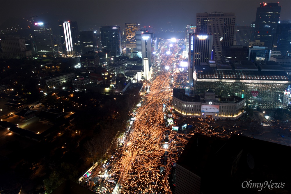  26일 박근혜 대통령 퇴진을 요구하는 제5차 촛불집회가 광화문 광장과 세종대로 일대에서 열리고있는 가운데 본행사가 끝난 후 행진을 시작하고있다.