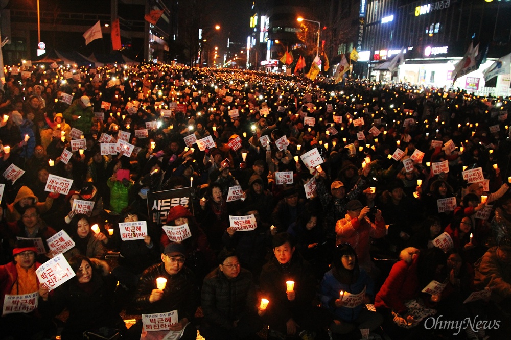  제2차 박근혜 퇴진 10만 대전시민 시국대회가 26일 오후 갤러리아타임월드 백화점 앞 도로에서 개최된 가운데 4만 여명이 촛불시민들이 모여 '박근혜 퇴진'을 외쳤다.