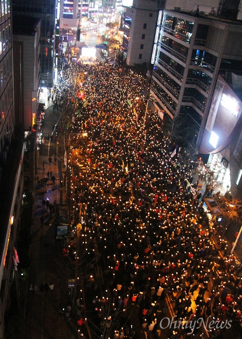  제2차 박근혜 퇴진 10만 대전시민 시국대회가 26일 오후 갤러리아타임월드 백화점 앞 도로에서 개최된 가운데 4만 여명이 촛불시민들이 모여 '박근혜 퇴진'을 외쳤다. 